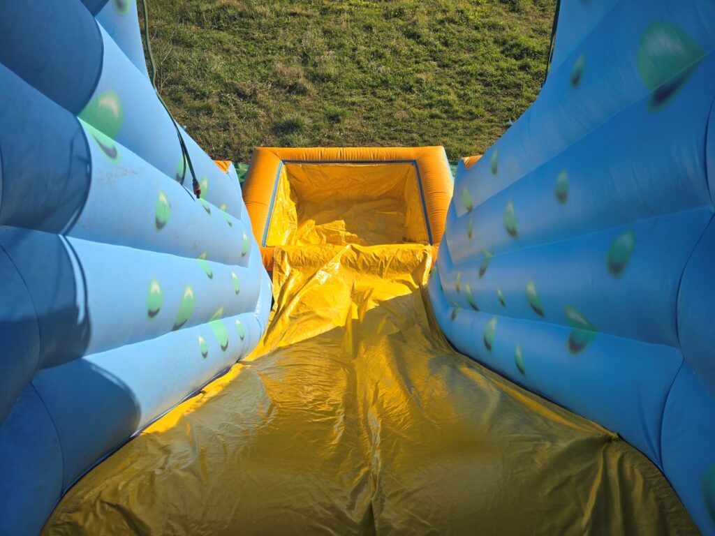 Vue depuis le haut du toboggan Ocean Slide, accès pour enfants.
