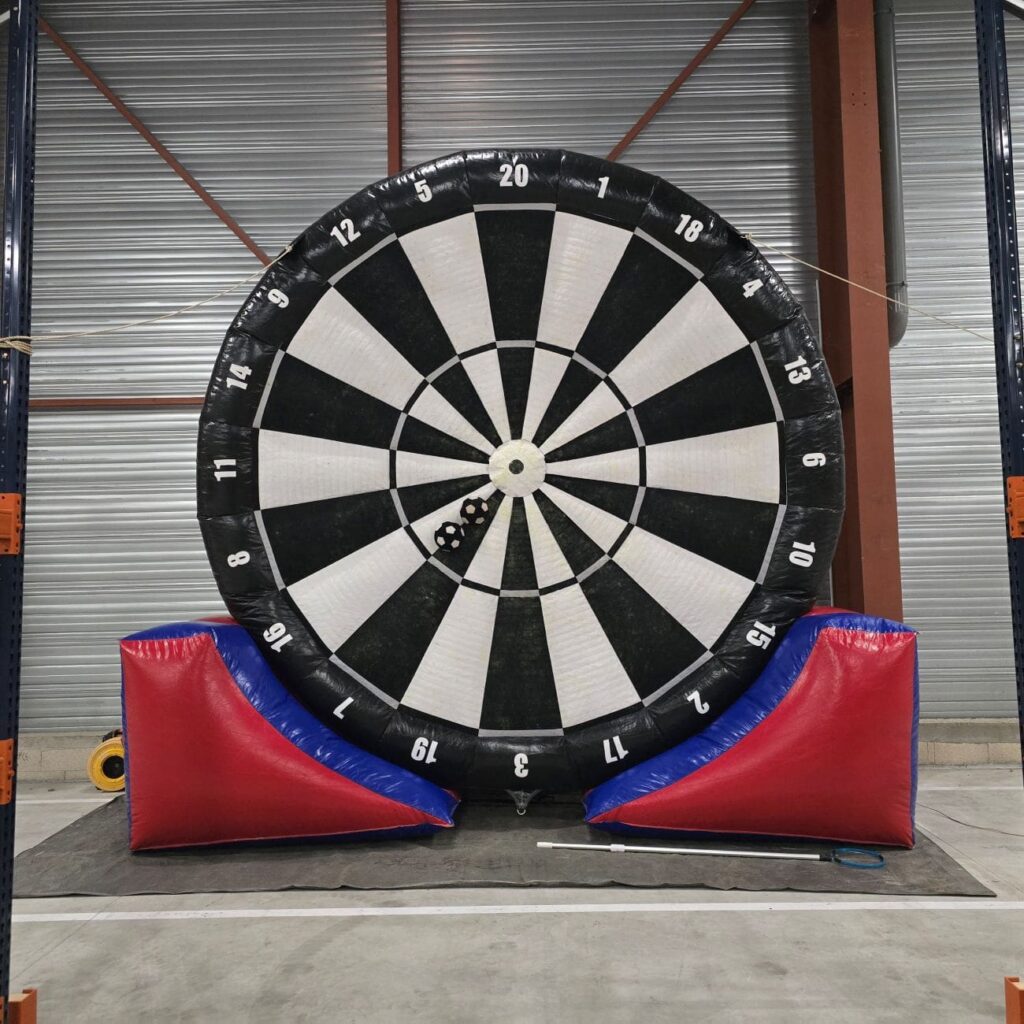 Vue intérieure de la cible géante gonflable montée dans un hangar.
