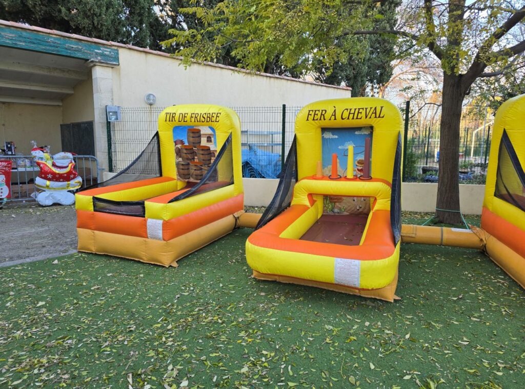 Modules de kermesse gonflables avec tir de frisbee et jeu de fer à cheval.