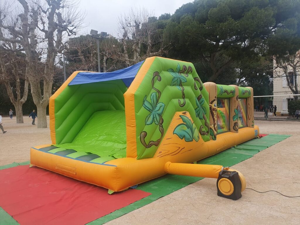 Sortie arrière du parcours gonflable Safari et décor coloré.