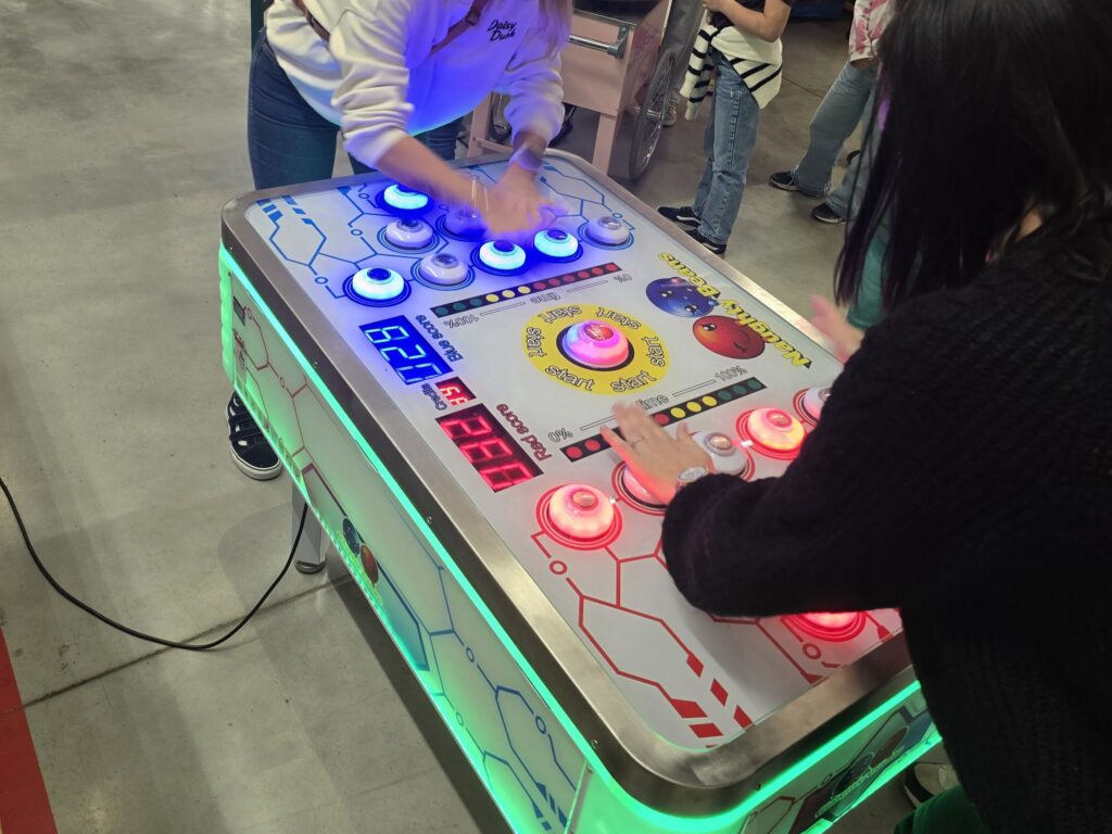 Deux participante jouant à la table de reflex durant une kermesse