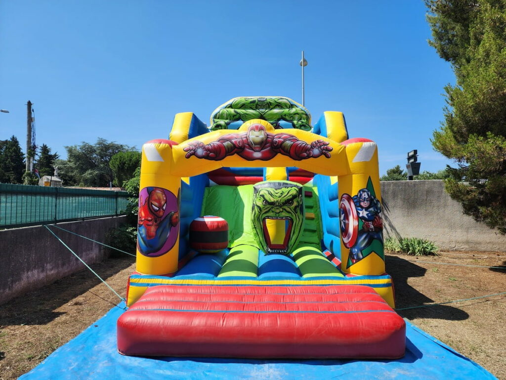 Vue de face toboggan Avengers sans enfants