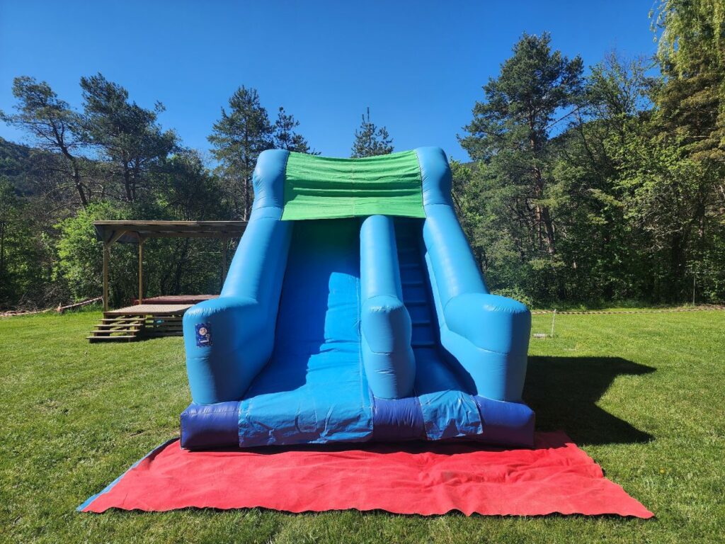 Vue de face du toboggan décoré d’animaux marins