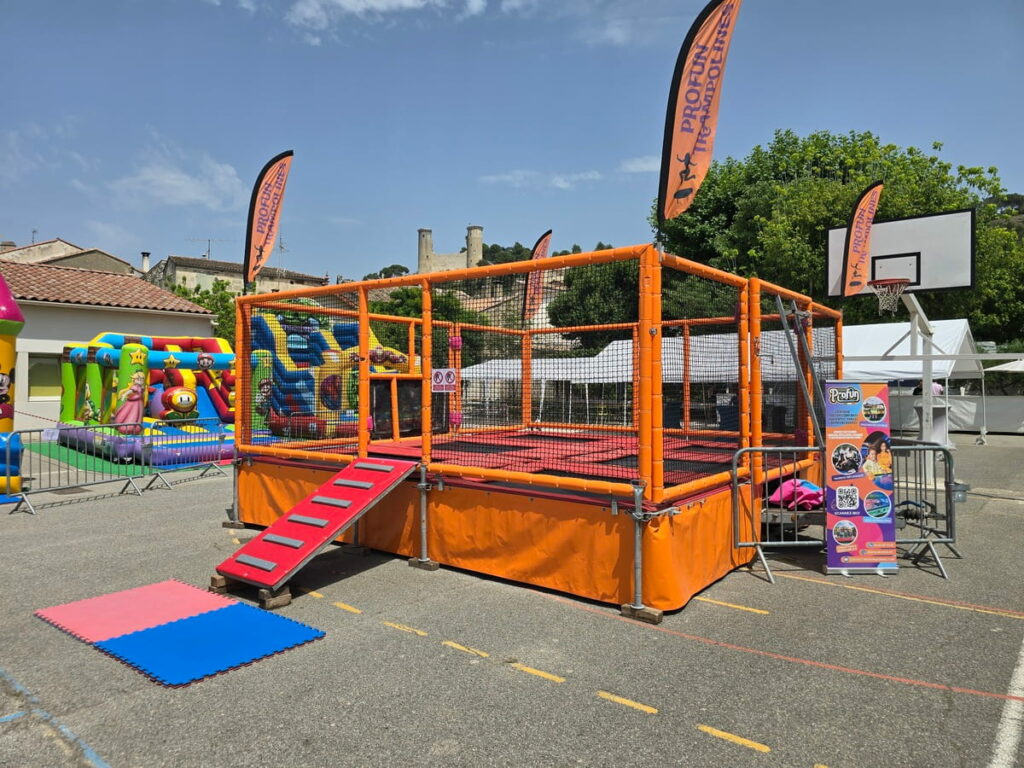Remorque batterie de trampoline 6 pistes - Vue de coté - En extérieur