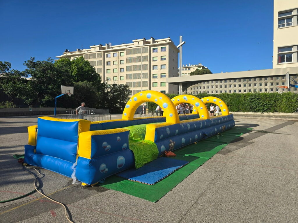 Vue du coté d’un ventriglisse gonflable de 14 mètres décoré thème mer.