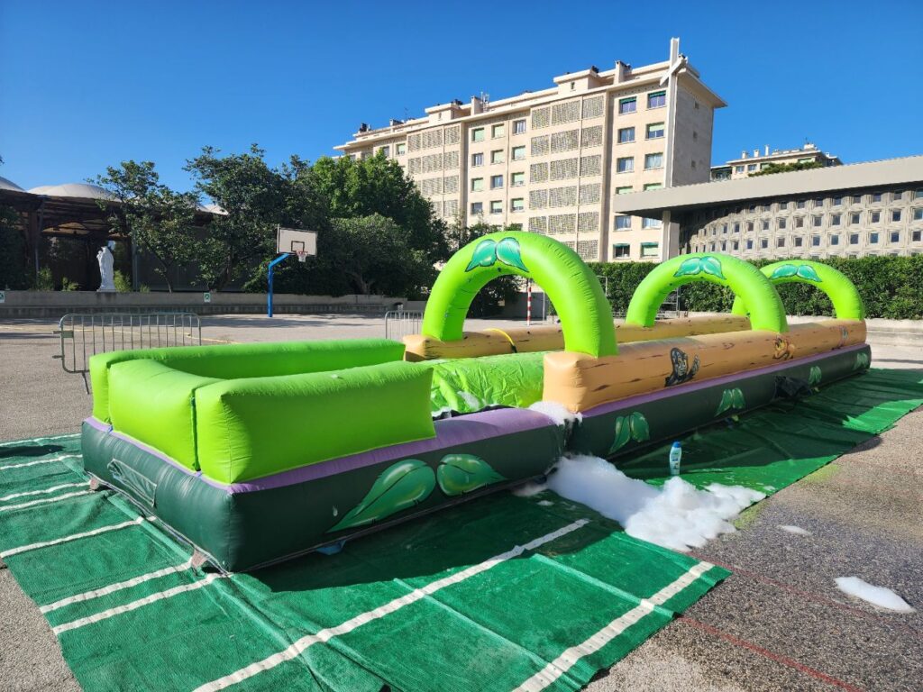 Vue générale d’un ventriglisse gonflable thème jungle installé sur parking.
