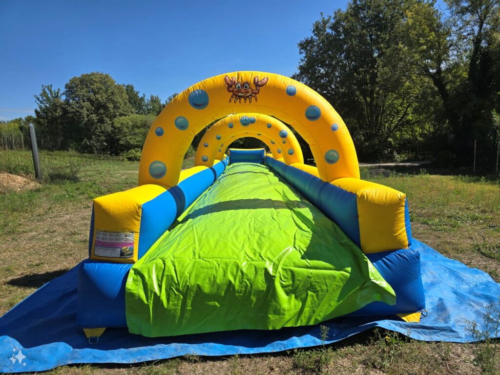 Vue frontale d’un ventriglisse gonflable de 14 mètres décoré thème mer.