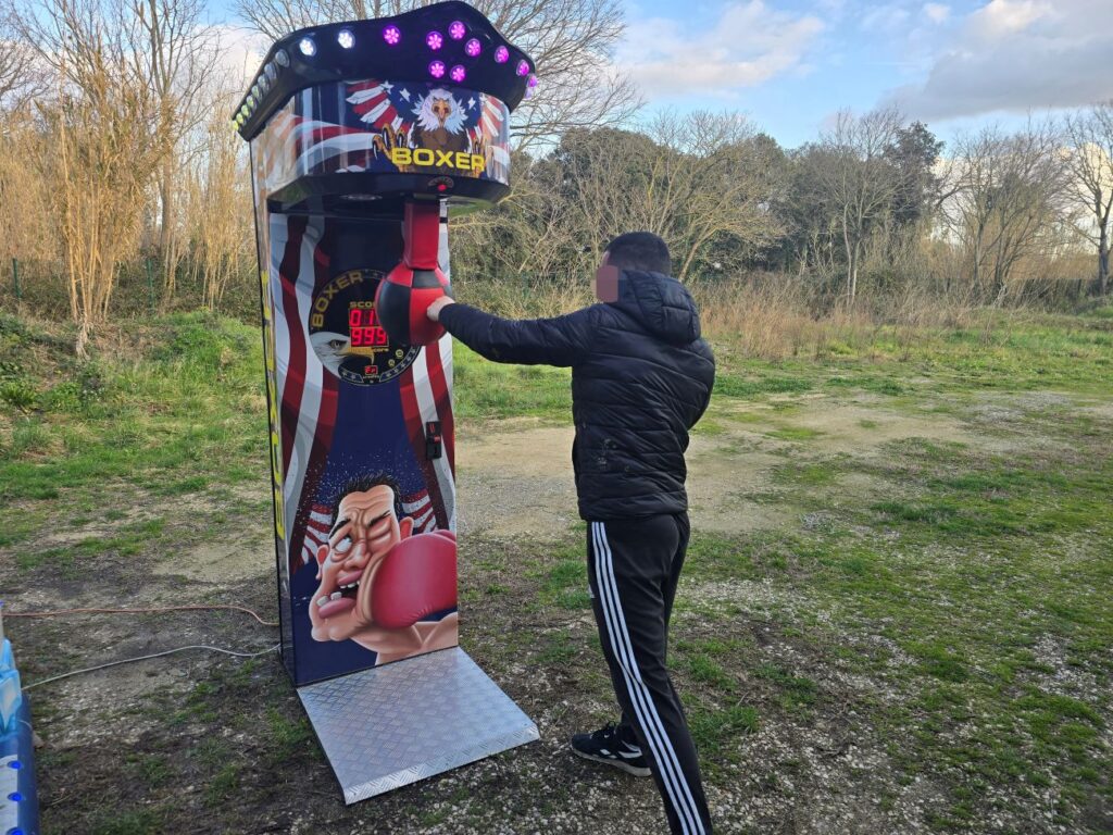 Participant frappant dans une machine Boxer lors d’une animation.