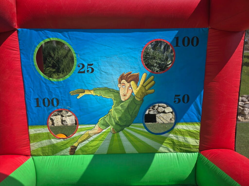 Vue décors intérieur du jeu gonflable de tir au but.