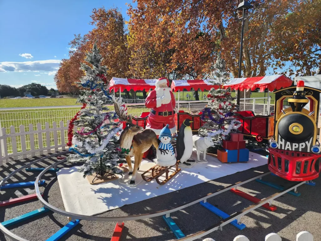 Petit train Kids Express avec décor de Noël au milieu du circuit.