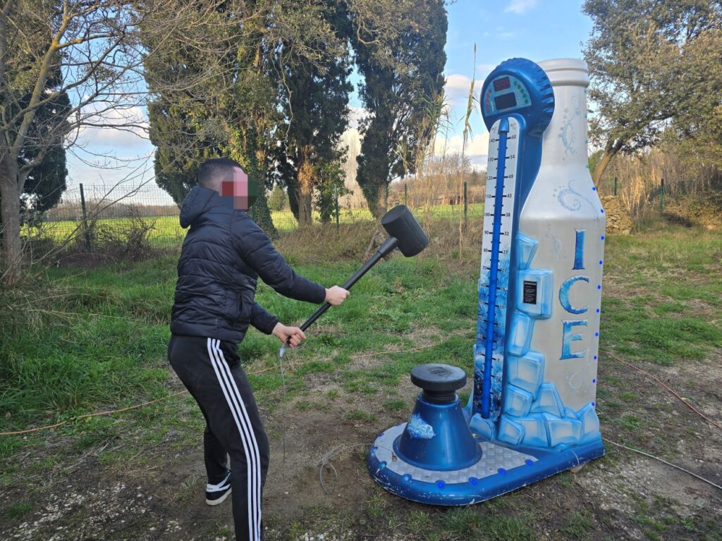 Joueur frappant avec une masse sur la mailloche électronique lors d’un événement.