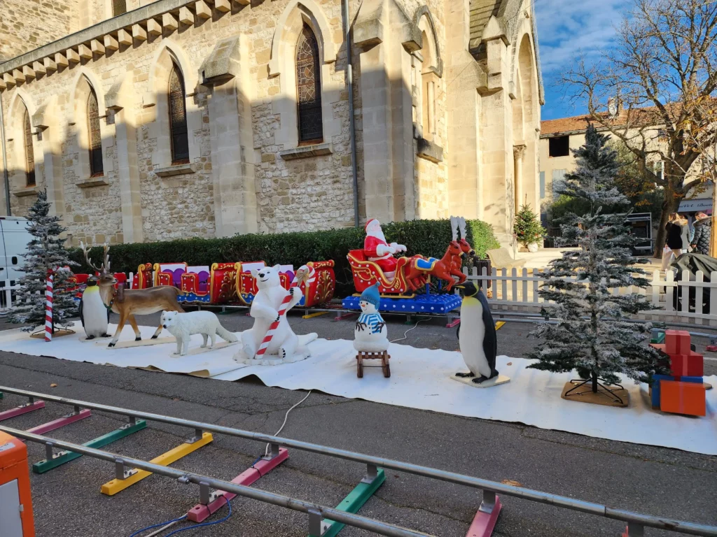 Vue arrière du traîneau de Noël montrant les wagons et les rails.