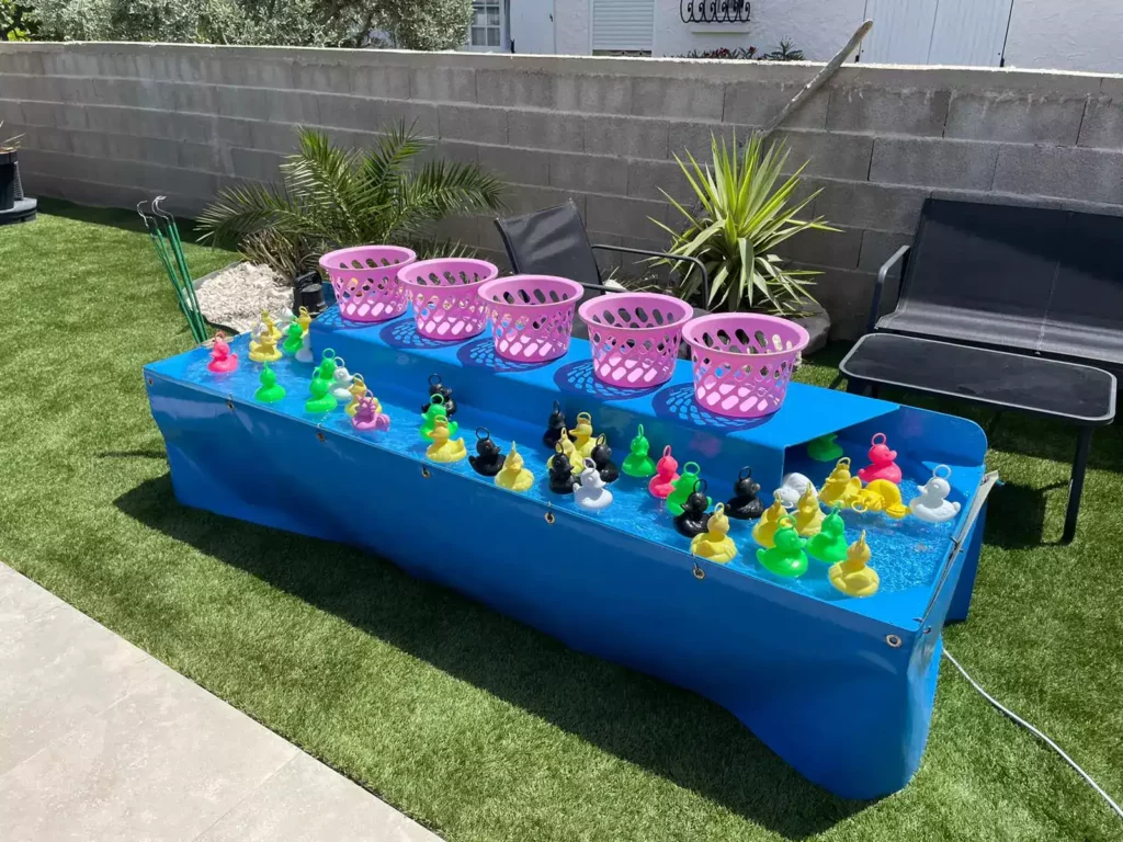 Vue latérale droite du stand de pêche aux canards, avec cannes posées.