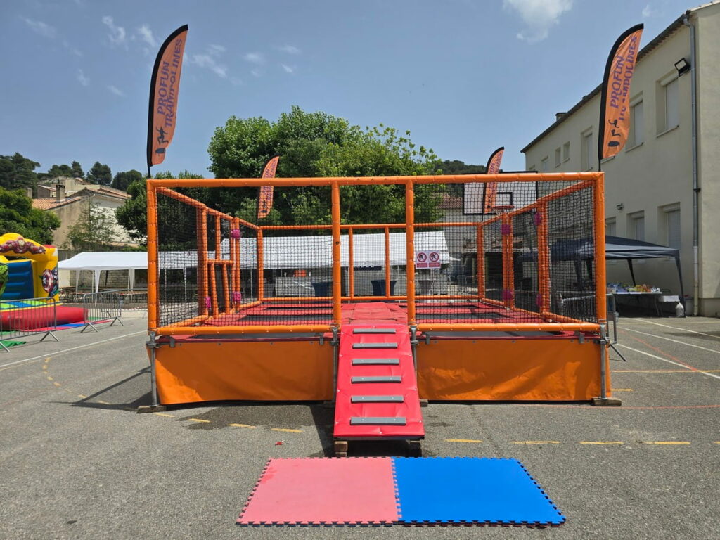 Remorque batterie de trampoline 6 pistes - Vue de face