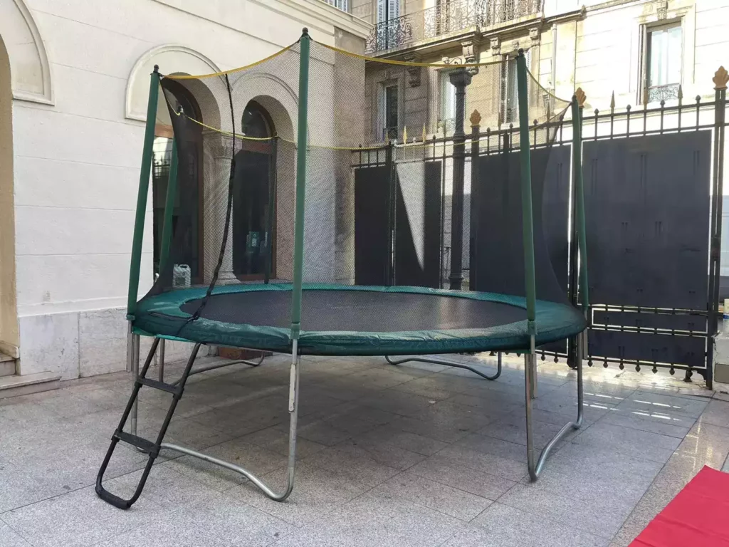 Trampoline de jardin monté sur sol dur extérieur, sans utilisateur.