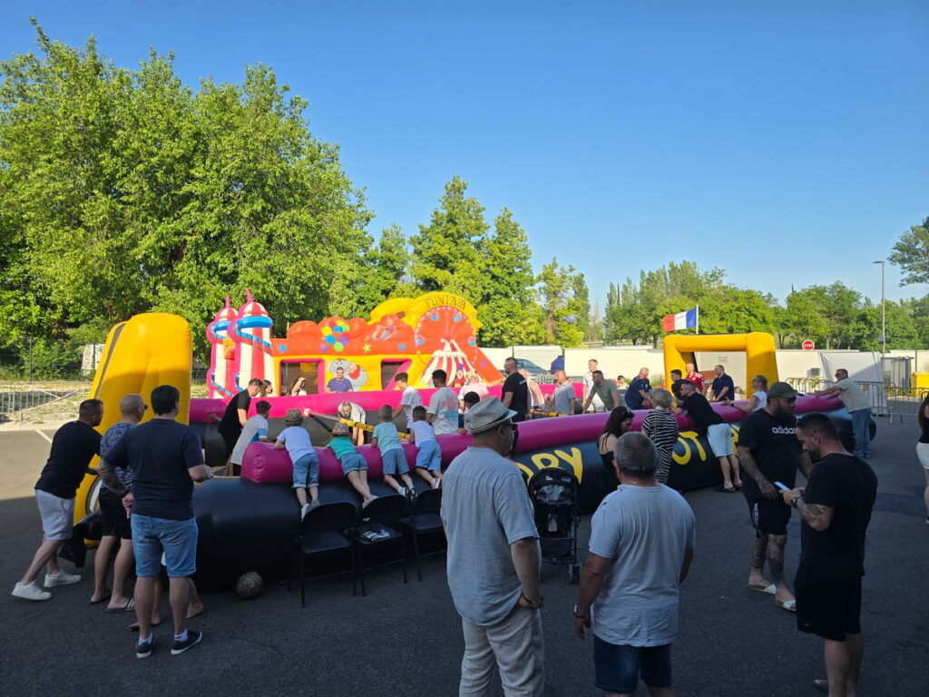 Baby foot Humain avec des participants et un parcours gonflable en fond à Saint Tropez