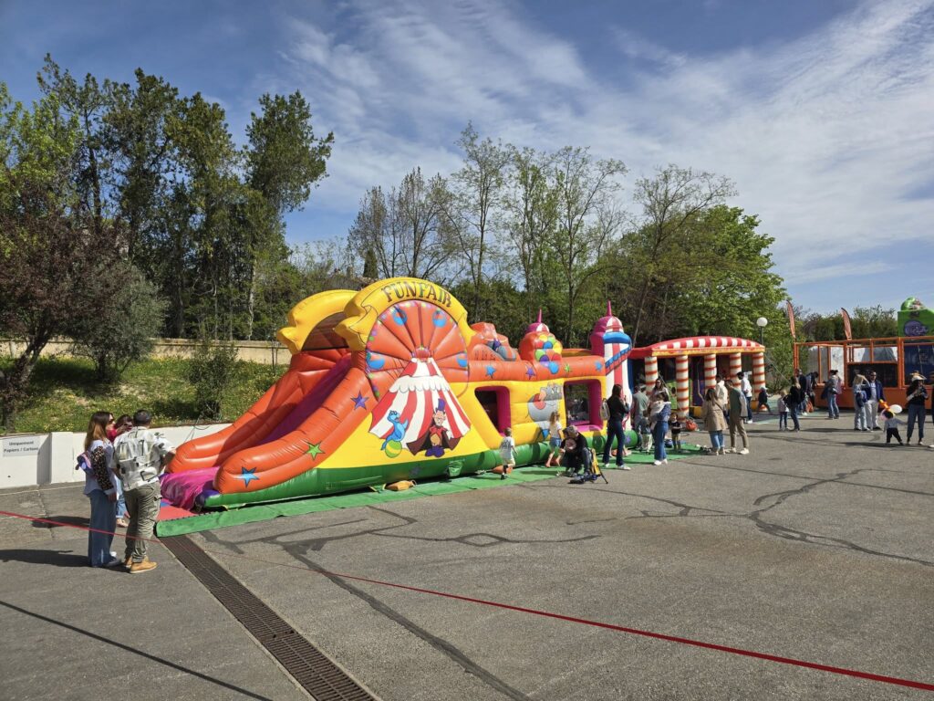 jeux gonflables sur un parking à l'occasion d'une fête pour pâques