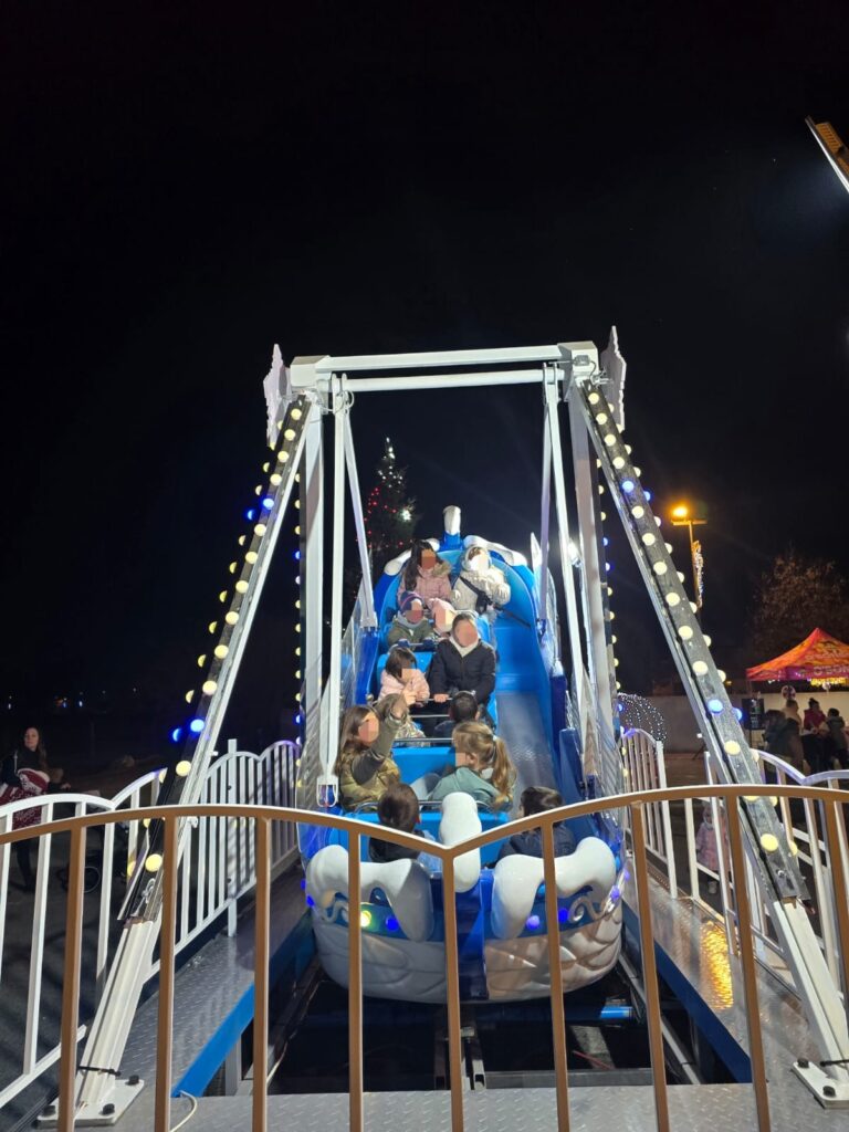 Vue du manège bateau de côté avec participants