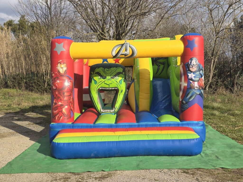 Vue frontale du château gonflable Avengers avec décor des héros.