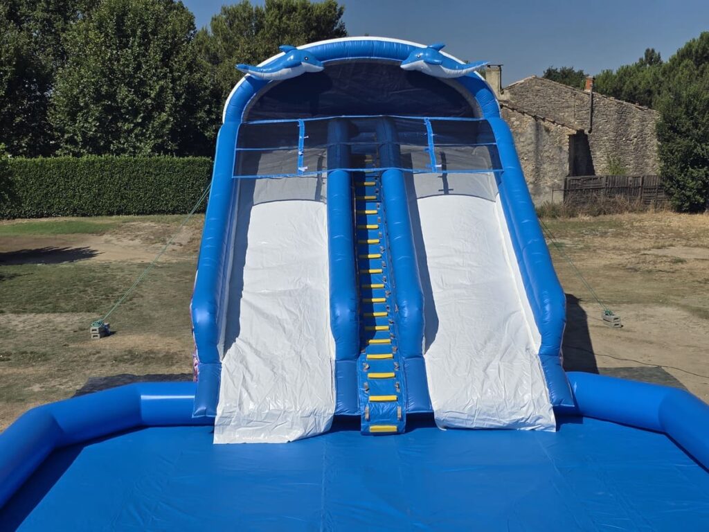 Vue de face du toboggan aquatique Némo double glissade avec son bassin de rétention