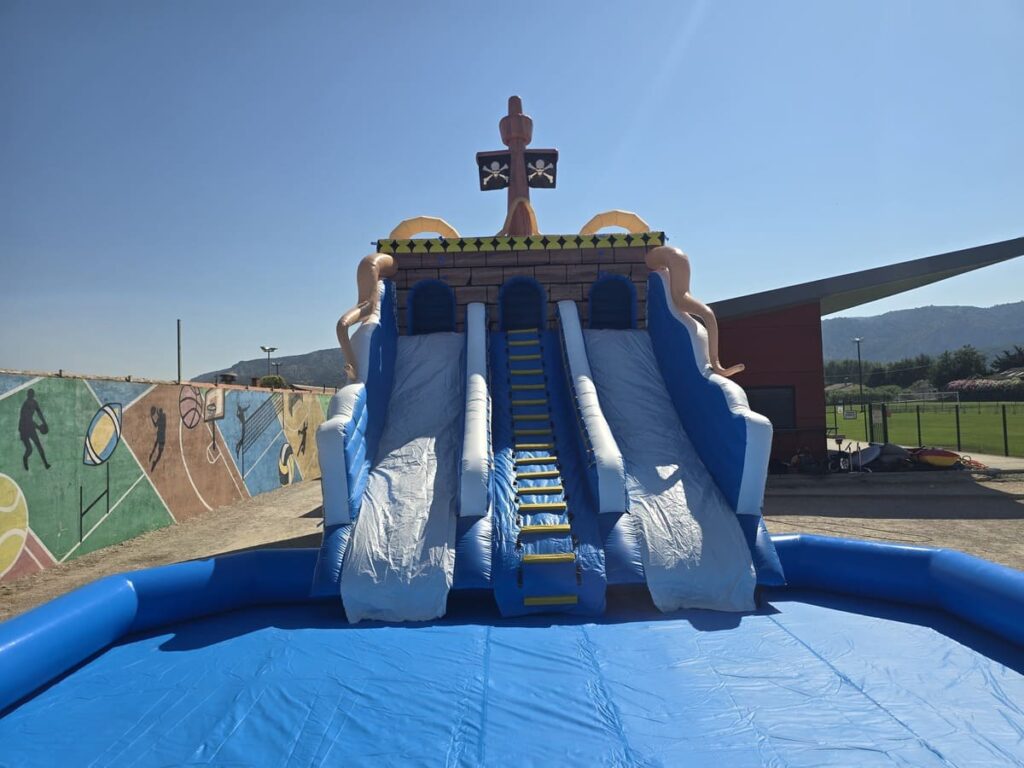 Vue de face du toboggan aquatique Pirate double glissade avec son bassin de rétention