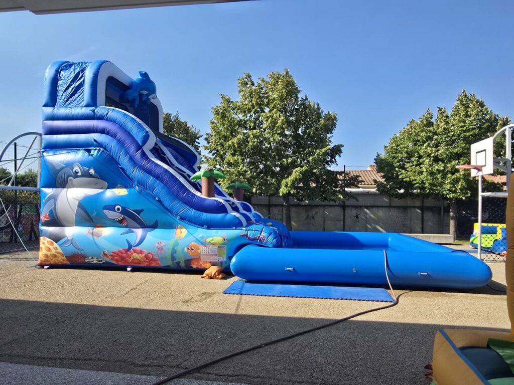 Toboggan aquatique Océan – vue latérale avec son bassin et sa décoration
