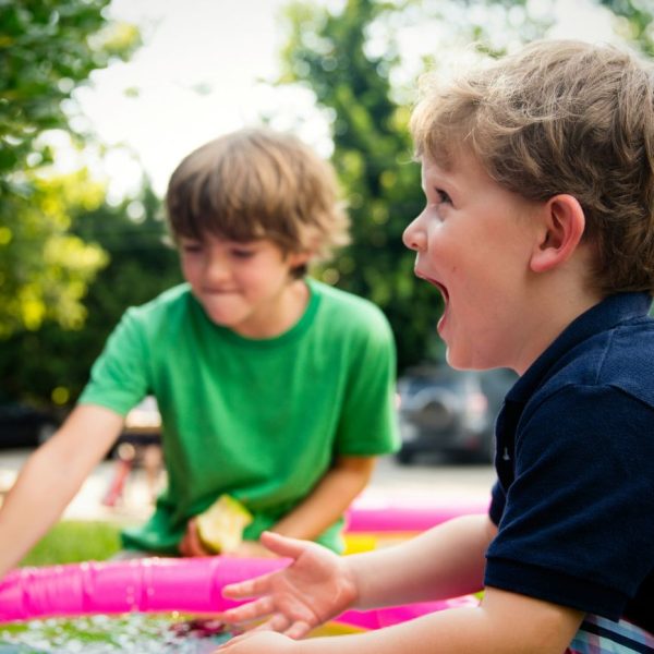 deux enfants en train de jouer sur une animations gonflable en location