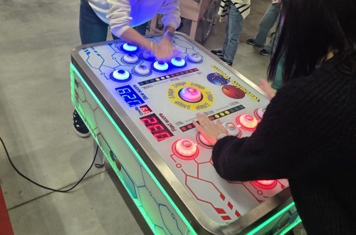 Deux participante jouant à la table de reflex durant une kermesse